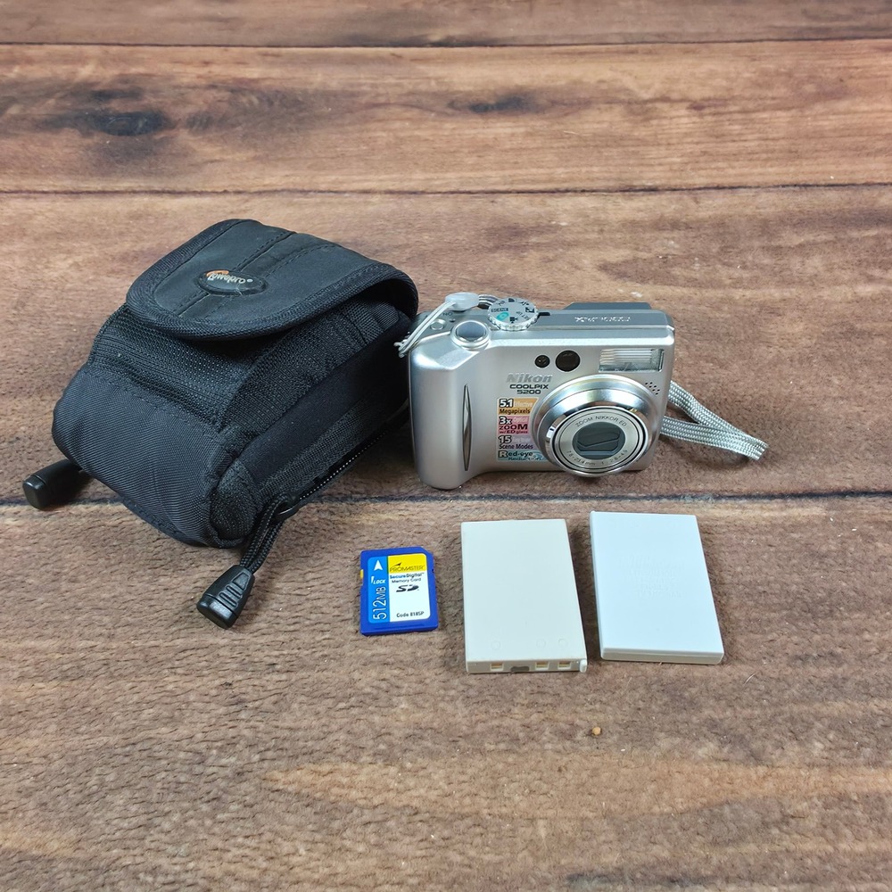 Nikon Coolpix 5200 Digital Camera Silver Good 5.1MP 3x Zoom Bundle Case SD Card